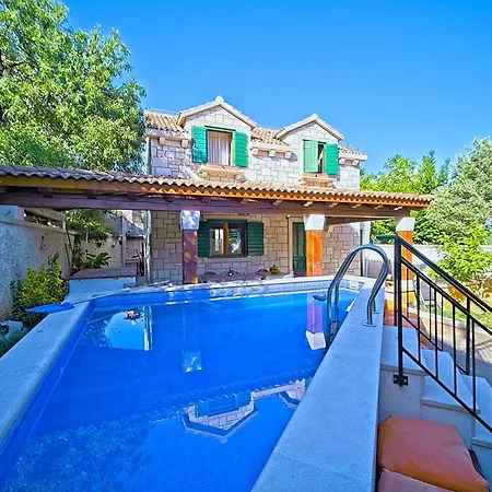 Valentina With Pool And Close To