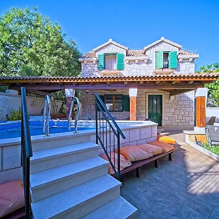 Valentina With Pool And Close To